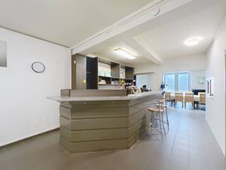 Gunstig gelegen commercieel pand te Mariakerke, Oostende <br /><br />Dit zeer goed gelegen handelspand biedt een waaier aan mogelijkheden. <br /><br />Op heden is het ingericht als een horeca etablissement maar er zijn dankzij de indeling en oppervlakte tal van mogelijkheden. <br /><br />Met een vloeroppervlakte van 120m² en een kelderruimte van 20m², heeft u hier een ruim pand. <br /><br />Hoewel het pand wat opfrissingswerken kan gebruiken, is de isolatie alvast onder handen genomen (recente verwarming op gas en nieuwe ramen). <br /><br />Uiteraard zijn er ook de nodige sanitaire aansluitingen aanwezig. <br /><br />Aarzel niet om contact op te nemen via Benjamin@immofrancois.be voor deze unieke kans in hartje Mariakerke. <br /><br />