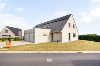 In een rustige en kindvriendelijke woonwijk in Wijtschate bevindt zich deze recente halfopen woning, gebouwd in 2023. <br />De woning combineert hedendaags wooncomfort met een uniek open zicht over de achterliggende velden.<br /><br />Bij het binnenkomen wordt u verwelkomd in de inkomhal met gastentoilet. <br />De ruime, lichtrijke leefruimte vormt samen met de volledig ingerichte open keuken het hart van de woning. <br />Dankzij de vele en grote raampartijen geniet u de hele dag van een aangename lichtinval en een prachtig uitzicht op de tuin en de achterliggende velden.<br /><br />Aansluitend bevindt zich de ruime garage met praktische bergruimte, ideaal voor extra opslag en het plaatsen van wasmachine en droogkast.<br /><br />Op de eerste verdieping zijn er drie volwaardige slaapkamers en een badkamer, uitgerust met een inloopdouche, lavabomeubel en een tweede toilet. Er is tevens een beperkte zolderruimte.<br /><br />Buiten geniet u van een ruime, zonnige tuin waar u in alle rust kunt ontspannen terwijl u uitkijkt over de open velden. Vooraan beschikt de woning over een ruime oprit met voldoende parkeergelegenheid.<br /><br />Extra:<br />Regenwaterput van 7.500 liter<br />Zonnepanelen 1.920 Wp<br /><br />Bent u op zoek naar een instapklare, energiezuinige woning op een rustige locatie met een prachtig landelijk uitzicht? Dan is deze woning zeker een bezoek waard!