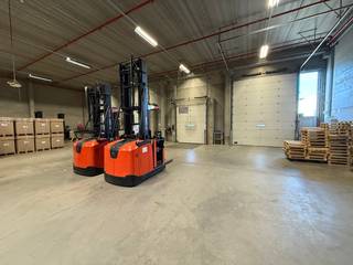 Uitstekend gelegen <strong>logistiek bedrijfsgebouw </strong>van 5.646 m² met 733 m² mezzanine beschikt over een <strong>vrije hoogte</strong> van maar liefst <strong>10,10 meter</strong> en <strong>6 laadkades</strong>. Verder is het magazijn voorzien van <strong>2 sectionale poorten</strong>, polybetonvloer (6T/m²), een <strong>goederenlift tot 2.000 kg</strong>, lichtstraten met rookluik en warmteblazers op gas. De kantoorruimte, met een oppervlakte van 182 m², is uitgerust met een kitchenette, sociale ruimte en sanitaire voorziening. Tevens zijn er 4 privatieve parkeerplaatsen ter beschikking en voldoende manoeuvreerruimte. <br /><br />Deze site biedt een goede logistieke ligging, gelegen langs de <strong>E17 </strong>(Antwerpen–Gent–Kortrijk) en op slechts 3 km van op- en afrit 15 Sint-Niklaas. Bovendien bevindt de <strong>E34 </strong>zich op slechts 20 minuten rijden, wat een vlotte verbinding biedt richting kuststeden en internationale routes. Dit pand is een absolute troef voor logistieke activiteiten. <br /><br />Heb je interesse of wil je de mogelijkheden meer in detail bespreken? Aarzel dan niet om contact op te nemen met <strong>Gill </strong>via het nummer <strong>0477 06 30 30</strong>.