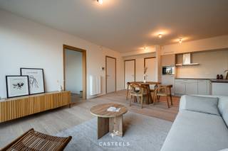 Een comfortabele thuis in het groen<br /><br />In het idyllische Kluisbergen, aan de rand van de Vlaamse Ardennen, vindt u een residentie waar rust en modern wonen elkaar versterken. Hier bieden we u een stijlvol en instapklaar 1-slaapkamerappartement op de eerste verdieping aan – een perfecte combinatie van licht, ruimte en toegankelijkheid.<br /><br /><strong><u>Slim ingedeeld voor maximaal comfort</u></strong><br />Dit appartement is uitgerust met:<br />– Een luchtige leefruimte met open keuken, ideaal voor gezellige momenten<br />– Een ruime slaapkamer met aangename lichtinval<br />– Een modern afgewerkte badkamer met alle nodige comfort<br /><br />De oorspronkelijke functie als serviceflat vertaalt zich in een praktische en toegankelijke indeling, met brede doorgangen en open circulatie. Dankzij de lift in het gebouw bereikt u de eerste verdieping moeiteloos – een troef voor jong én oud, en bijzonder geschikt voor wie denkt aan zorgeloos wonen op lange termijn.<br /><br /><strong><u>Troeven van de residentie</u></strong><br />Bewoners genieten hier van tal van extra’s:<br />– Een efficiënt ventilatiesysteem<br />– Een gemeenschappelijke infraroodsauna<br />– Een mooie binnentuin, een ontspanningszaal en pétanquebanen<br />– Een handige fietsenstalling voor wie graag beweegt in de natuur<br /><br /><strong><u>Extra voordeel voor snelle beslissers</u></strong><br />De eerste 15 kopers krijgen een unieke kans: kies zelf de kleur van uw binnenmuren. Zo voelt u zich meteen thuis.<br /><br /><strong><u>Groen, rust en verbondenheid</u></strong><br />Met het Kluisbos vlakbij, talloze wandel- en fietspaden en een hechte gemeenschap, is Kluisbergen een plek waar het heerlijk leven is.<br /><br /><u>Contacteer Pierre op 09/396 10 21 of via pierre@casteelsvastgoed.be</u>