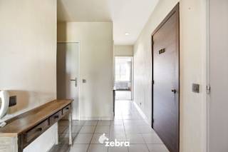 Dit verzorgde appartement op de eerste verdieping bevindt zich in het bruisende centrum van Tielt en biedt alle comfort voor wie centraal wil wonen.<br /><br />Bij het binnenkomen komt u in de inkomhal met gastentoilet. Van hieruit bereikt u de lichtrijke leefruimte, de recent vernieuwde en volledig ingerichte keuken, een praktische berging, twee volwaardige slaapkamers en een badkamer met douche.<br /><br />Het appartement werd recent opgefrist. Daarnaast werd ook de cv-ketel vernieuwd, wat zorgt voor een energiezuinige en betrouwbare verwarming.<br /><br />Een extra troef is de privatieve kelder, ideaal als bijkomende bergruimte. Bovendien is er een privatieve garagebox beschikbaar, aan te kopen voor € 25.000.<br /><br />Dankzij de praktische indeling, de kwalitatieve afwerking en de uitstekende ligging is dit appartement volledig instapklaar.<br /><br /><strong>Ook wild geworden van deze thuis?<br />Twijfel dan niet langer en leg vandaag nog uw bezoek vast!</strong>
