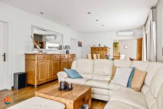 Op een rustige locatie in Putte bevindt zich deze verzorgde gelijkvloerse woning op een perceel van 453 m². De woning combineert comfortabel wonen met een praktische indeling en een uitstekende bereikbaarheid, vlak bij winkels, scholen, openbaar vervoer en belangrijke invalswegen. Dankzij de polyvalente ruimte achter de garage biedt deze woning bovendien tal van mogelijkheden voor wie extra ruimte zoekt.<br />We betreden de woning via de inkomhal, die toegang geeft tot de lichtrijke leefruimte. De aangename woonkamer is uitgerust met airconditioning, wat zorgt voor extra comfort tijdens warme zomerdagen. Aansluitend bevindt zich de keuken, vernieuwd in 2009 en voorzien van de voornaamste toestellen. De badkamer beschikt over een moderne inloopdouche. Verder telt de woning twee ruime slaapkamers, waardoor ze perfect geschikt is voor wie graag gelijkvloers en comfortabel wil wonen.<br />Met een bewoonbare oppervlakte van 131 m² biedt deze woning een praktische en aangename indeling. De gevel werd in 2015 afgewerkt met crepi en de aanwezige zonnepanelen zorgen voor een energiezuiniger wooncomfort.<br />Een absolute troef is de grote garage met daarachter een ruime polyvalente ruimte. Deze extra ruimte kan perfect ingericht worden als derde slaapkamer, tienerkamer, bureau, praktijkruimte voor een zelfstandig bijberoep of een creatieve hobbyruimte.<br />Bent u op zoek naar een verzorgde gelijkvloerse woning met twee slaapkamers, een grote garage en een polyvalente ruimte op een rustige locatie in Putte? Contacteer ons via 0473/ 27 88 57 of neem een kijkje op www.boonstravastgoed.be.<br />Bijzonderheden:<br /><br />• Grote garage met polyvalente ruimte<br />• Zonnepanelen en airconditioning in de leefruimte<br />• Volledig gelijkvloers wonen met 2 ruime slaapkamers