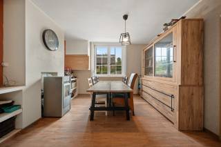 Deze charmante woning in Bunsbeek biedt met een bewoonbare oppervlakte van maar liefst 188,50 m², er is dus volop ruimte en comfort voor het hele gezin. Met drie ruime slaapkamers, een kinderkamer en een moderne badkamer is het huis praktisch en comfortabel ingericht. Hoewel het enkele verfrissingswerken nodig heeft, biedt dit juist de perfecte kans om de woning volledig naar eigen smaak te personaliseren. <br /><br />Op het ruime perceel van 3.694 m² geniet u van een grote tuin met veel groen, ideaal om te ontspannen, te spelen of te tuinieren. Achteraan het huis bevindt zich een berging van bijna 30 m² die veelzijdig inzetbaar is als opslagruimte of hobbyruimte. Voor paardenliefhebbers is dit een unieke eigendom, want er is een stal aanwezig en een uitgestrekte weide waar paarden vrij kunnen grazen en bewegen.<br /><br />Daarnaast zijn er maar liefst minimaal 12 parkeerplaatsen beschikbaar, wat zorgt voor extra gemak voor zowel bewoners als bezoekers. Deze woning combineert rust, ruimte en praktische mogelijkheden op een prachtige locatie in Bunsbeek.<br /><br />Laat deze unieke kans niet liggen en maak snel een afspraak!