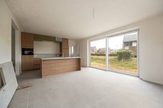 INDELINGGELIJKVLOERSInkomhal. Toiletruimte met handenwasser. Aparte bureauruimte.Keuken met keukeneiland, voorzien van volgende toestellen: inductie...