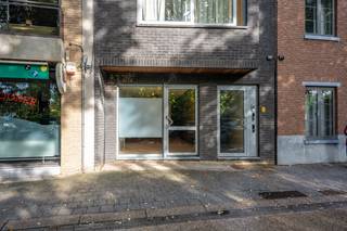 Dit mooie, gebruiksklare pand is als volgt ingedeeld,
Aan de straatkant één grote open ruimte met aparte ingerichte keuken en toilet.
In het midden links een afgesloten ruimte (bureau/vergaderzaal), rechts een wachtruimte/bureau en 2de toilet.
Deze wanden kunnen eventueel terug weggehaald worden.
Achteraan een grote ruimte afgemaakt met glazen wanden en deur.
In deze achterste ruimte een deur met toegang tot een kleine tuin.