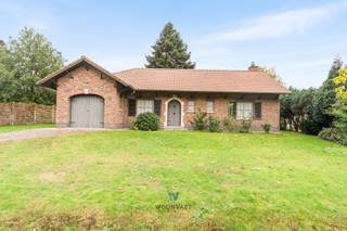 SCHRIJF JE IN VOOR DE BEZOEKDAG OP 02/11 VIA ONZE WEBSITE!<br /><br />Deze vrijstaande woning uit 1976 biedt een bewoonbare oppervlakte van 160 m² op een ruim perceel van 1.125 m². De solide bouw, het EPC-label D en de asbestveilige status maken dit de perfecte basis voor wie wil moderniseren op eigen tempo.<br /><br />Binnen vind je een ruime leefruimte met tuinzicht, aparte keuken, 2 slaapkamers, badkamer en inpandige garage.<br />Buiten geniet je van een grote, zonnige tuin met vrij uitzicht — een oase van rust in één van de meest gezochte straten van Belsele.<br /><br />Met winkels, scholen, openbaar vervoer en de E17 vlakbij, combineert deze woning landelijk wonen met een vlotte bereikbaarheid.<br /><br />Kortom: een ideale gezinswoning met ruimte, potentieel en een toplocatie.<br />Plan jouw bezoek via Woonvast.