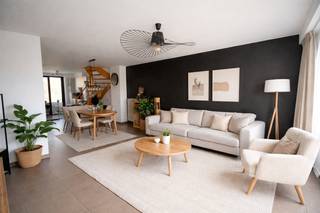 Instapklaar duplex appartement met 2 slaapkamers en ruim terras op een zeer goede locatie te Zandhoven, bestaande uit: apart toilet met handenwasser en plaats voor vestiaire;  leefruimte met veel lichtinval en directe toegang tot het aangename terras; open, ingerichte keuken voorzien van keramische kookplaat, dampkap, combi-oven en koelkast en berging met aansluiting voor wasmachine. Verdieping 2: twee slaapkamers, badkamer met ligbad/douchescherm en lavabomeubel. Bergzolder in de nok van het dak. Garagebox achter het gebouw bij aan te kopen (25.000 euro). Individuele nutsmeters, centrale verwarming op aardgas, alu ramen met dubbele beglazing, elektriciteit conform! Lage maandelijkse kosten. EPC: 169 kWh/m². Heden verhuurd.