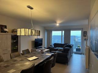 <p>Appartement in het centrum van Veurne, vlak bij winkels, horeca en dagelijkse voorzieningen.</p><p><br /></p><p>Dit verzorgd appartement combineert een centrale ligging met een praktische indeling en aangenaam wooncomfort. Gelegen in het hart van Veurne geniet u van een vlotte bereikbaarheid en alle faciliteiten op wandelafstand. De lichtrijke woonkamer vormt het gezellige middelpunt van het appartement, terwijl de keuken en berging zorgen voor extra gebruiksgemak. Met twee slaapkamers en een badkamer uitgerust met zowel douche als ligbad is dit appartement geschikt voor zowel eigen bewoning als investering.</p><p><br /></p><p>Belangrijkste ruimtes:<br />• Lichtrijke woonkamer met aangename leefruimte<br />• Functionele keuken met praktische indeling<br />• Berging met extra opbergruimte<br />• Badkamer met douche en ligbad<br />• 2 volwaardige slaapkamers<br />• Parkeerplaats</p><p><br /></p><p>Troeven:<br />• Centrale ligging in het centrum van Veurne<br />• Twee slaapkamers en praktische indeling<br />• Energiezuinig appartement met EPC-label B</p><p><br /></p><p>Neem vandaag nog contact op met je ERA-makelaar voor een bezoek.</p><p><br /></p><p>Aanmelden via de ERA WEBSITE!</p><p><br /></p><p>JOUW DROOMAPPARTEMENT. ZO GEVONDEN!</p>