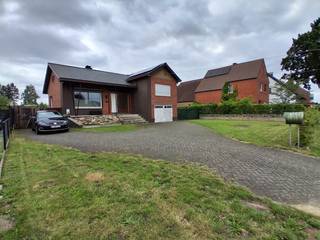 ✨ Ruime woning met groot bijgebouw en duurzame voorzieningen – deels gerenoveerd ✨<br /><br />Op zoek naar een woning met karakter, ruimte én toekomstgerichte investeringen? Deze woning uit 1967, die reeds deels gerenoveerd werd, biedt tal van mogelijkheden voor wie comfortabel wil wonen met extra werk-, opslag- of hobbyruimte.<br /><br />🏡 De woning<br /><br />Deze charmante woning werd de voorbije jaren al grondig aangepakt:<br /><br />✅ Nieuw dak<br />✅ Vernieuwde elektriciteit<br />✅ Dak- én spouwmuurisolatie<br /><br />De woning beschikt over 3 volwaardige slaapkamers, met bovendien de mogelijkheid tot het inrichten van een vierde slaapkamer op de zolder. Ideaal voor grotere gezinnen of wie extra ruimte wenst voor bureau of hobby.<br /><br />Dankzij de uitgevoerde renovaties geniet je van een EPC C, dus geen renovatieverplichting, terwijl er nog ruimte blijft om verder naar eigen smaak af te werken.<br /><br /> Duurzaam en energiezuinig wonen<br /><br />De woning is uitgerust met moderne energievoorzieningen:<br /><br />☀️ 28 zonnepanelen<br />🔋 Batterij van 18 kWh<br />⚡ 22KW Laadpaal voor elektrische wagen<br />🌱 Mogelijkheid om off-grid te functioneren<br /><br /><br />🏢 Uniek bijgebouw (200+ m²)<br /><br />Achteraan het perceel bevindt zich een volledig vergund bijgebouw van ruim 200 m². Ideaal als:<br /><br />- werkplaats of atelier<br />- opslagruimte<br />- hobbyruimte<br />- of voor zelfstandige activiteit<br /><br />Deze extra ruimte biedt werkelijk tal van mogelijkheden!