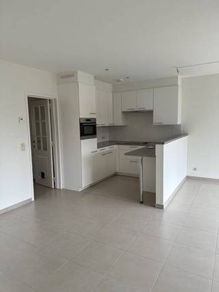 Ruim en licht appartement in het centrum van Kapellen. In perfect onderhouden staat. Te huur vanaf 15 juni 20262 slaapkamers, 1 badkamer met bad,...