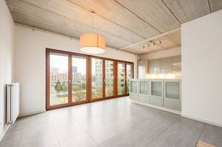 <p>Op absolute toplocatie op het Eilandje bevindt zich dit uitzonderlijk loft- appartement in een karaktervol brutalistisch gebouw. Dit appartement is een uitgelezen kans voor wie zoekt naar een instapklare woning in een levendige omgeving, met alle voorzieningen van de bruisende stad Antwerpen binnen handbereik. Het uitzonderlijk zicht geeft geeft een dagelijks gevoel van rust en ruimte.<br /><br /><strong>Indeling: </strong><br />Het appartement is zowel op energetisch vlak, als op bouwtechnisch vlak doordacht gebouwd, en biedt flexibele mogelijkheden qua indeling.<br />De open indeling wordt gekenmerkt door een lichte woonkamer die naadloos overgaat in de volledige geïnstalleerde keuken en samen genieten van een prachtig zicht op het water. Het zichtbare betonnen plafond geeft het interieur een architecturale uitstraling. De slaapkamer biedt een serene ruimte om tot rust te komen met aansluitend een gezellig terras welke visueel bij de leefruimte betrokken wordt door het betegeld gangpad. Op het terras geniet je van de namiddag en avondzon. De moderne badkamer bestaat uit een ligbad, douche en aansluiting voor de wasmachine en droogkast. <br /><br /><strong>Bijzonderheden:</strong></p>
<ul>
<li><strong>Energielabel A -</strong><strong>Zeer goed geïsoleerd. </strong></li>
<li>Massieve inkomdeur met driepunts slotbeveiliging.</li>
<li>Hoge afwerkingsgraad, waaronder massief parketvloer.</li>
</ul>