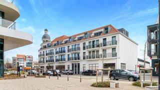 Ontdek dit lichtrijk hoekappartement met ruim zonneterras op de derde verdieping in de standingvolle Residentie Promenade, gelegen in het rustige en groene Duinenwater. Tot in de kleinste details afgewerkt, perfect onderhouden en voorzien van alle hedendaags comfort, biedt dit recent, energiezuinig dakappartement een unieke kans op de vastgoedmarkt in Knokke. <br /><br />Indeling:<br />inkomhal met vestiaire, aangename leefruimte met volledig uitgeruste keuken, zonneterras, nachthal met praktische berging/wasplaats, 2 slaapkamers met ingemaakte kasten, badkamer. <br /><br />Individuele kelderberging. Goed toegankelijke fietsenstalling en vuilnislokaal. <br /><br />Mogelijkheid tot parking in de residentie.<br /><br />Duinenwater is de afgelopen jaren uitgegroeid tot een nieuw stadsdeel van Knokke-Heist. Hier woont u in alle rust, terwijl u tegelijkertijd profiteert van de nabijheid van de Zeedijk, het strand en het bruisende commerciële centrum, die allemaal op wandelafstand liggen. Bovendien zijn alle denkbare voorzieningen direct beschikbaar in de wijk.<br /><br />Bezoeken? Graag na afspraak met Avantimmo op het nummer 050 62 50 55
