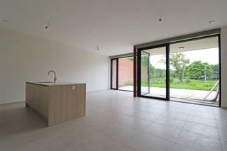 Welkom in het hart van Ardooie, welkom in residentie Parkzicht 2. Het uniek woonproject met het comfort van vandaag met zicht achteraan op het gemeentelijk park en op loopafstand van de markt van Ardooie.<br /><br />Deze kleinschalige residentie, slechts 8 appartementen, heeft een ondergrondse parkeergarage en een stijlvol afgewerkte inkomhal met trappenhal en lift.<br /><br />U komt het gelijkvloers appartement binnen via de ruime inkomhal met apart gastentoilet. Verder is er toegang naar de lichtrijke leefruimte (met grote glaspartijen en parket) met aansluitend de open keuken. Ook is er een aparte berging.<br /><br />Verder zijn er 2 volwaardige slaapkamers en 1 badkamer. Een unieke troef zijn de twee terrassen en de ruime tuin. <br /><br />Het bijhorende ondergrondse complex omvat 12 staanplaatsen en bergingen.<br /><br />Aankoop mogelijk onder 6 % BTW.<br /><br />Wenst u graag een bezoek aan dit prachtig appartement of meer informatie? Contacteer ons gerust.