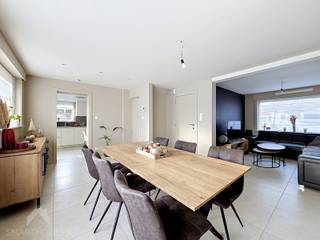 <p>Deze woning biedt een aangename combinatie van ruimte, praktische indeling en buitenruimte. Op het gelijkvloers vinden we de inkomhal met gastentoilet, een ruime leefruimte met zit- en eethoek, een geïnstalleerde keuken, praktische berging met wasplaats en een kelder. Op de verdieping zijn 4 slaapkamers en badkamer aanwezig, aangevuld met een ruime zolder van 36 m².<span></span></p>
<p>Buiten geniet je van een westgerichte tuin van ca. 250 m² met een terras van 30 m² en een overdekt terras van 18 m². Een tuinhuis van 21 m², garage en extra parkeerplaats zorgen voor bijkomend comfort.</p>
Met een EPC-label C (268 kWh/m²/jaar) is bovendien een gunstige energetische basis aanwezig.<br /><br />Extra troeven<br /><br />
<ul>
<li>gunstige EPC</li>
<li>regenwaterput</li>
<li>rolluiken beneden en boven</li>
<li>onderhoudsvriendelijke tuin</li>
<li>2 terrassen</li>
<li>nabij belangrijke invalswegen, scholen, winkels</li>
<li>instapklaar</li>
</ul>
<br />Deze woning is te koop ZONDER makelaar via het concept van Smart Houses. Wenst u verdere inlichtingen of een bezoek? Contacteer rechtstreeks de eigenaar via +32474861766