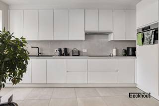 Op zoek naar een stijlvol en doordacht gerenoveerd appartement in hartje Oostende? Dan is dit pareltje precies wat je zoekt!Hoewel dit moderne...
