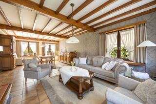 <strong>Perfect onderhouden woning met 3 slaapkamers en een aparte woonstudio, rustig gelegen op een perceel van 825 m². Epc-score: 335 kWh/m² (label D)</strong><br /><br /><strong>Ligging:</strong> nabij het centrum van Vosselaar<br /><br /><strong>Indeling gelijkvloers:</strong> inkomhal, woonkamer, keuken, toilet, wasplaats, 3 slaapkamers, badkamer, kelder, garage met werkplaats, tuin<br /><strong>Indeling dakverdieping:</strong> woonkamer, open keuken, douchekamer, slaapkamer, zolder<br /><br /><strong>Omschrijving: </strong>op slechts enkele minuten van het centrum van Vosselaar en met een vlotte verbinding naar de E34 (Antwerpen-Eindhoven), ligt deze perfect onderhouden woning (bouwjaar 1982) op een zuidgericht perceel van 825 m². <strong>Indeling</strong> met inkomhal, woonkamer met tegelvloer en inbouwhaard, keuken met kastwerk en toestellen en toegang naar de kelderberging. Ruime wasplaats en een badkamer met ligbad nabij de keuken, ideaal voor een gezin met kleine kinderen. Er zijn 3 slaapkamers met voleiken parketvloer op de benedenverdieping. Rolluiken aan alle ramen beneden.<br /><br />Een erg handige extra aan deze woning is de woonstudio bereikbaar via een achterdeur. (mogelijkheid om trap te voorzien vanuit de wasplaats). Ideaal voor inwonende hulp, kinderen, gastenverblijf... Deze studio bestaat uit een leefruimte met open keuken, een badkamer met douche en toilet en een grote slaapkamer. Grote zolderberging of mits renovatie een extra slaapkamer. Verwarming via airco en/of centrale verwarming.<br /><br />Achteraan een erg verzorgde tuin met grote oprit en parkeergelegenheid. Garage voor 2 wagens met aansluitende werkplaats en een naastliggende carport/houtopslag.<br /><br />Epc-score: 335 kWh/m². Asbestveilige woning<br /><br /><strong>Bijzondere informatieplicht:</strong> in aanvraag