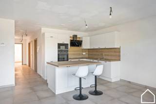 Deze ruime nieuwbouwappartement biedt een grote lichtrijke leefruimte met een uitgeruste keuken, 3 SLPKS en 2 zongerichte terrassen/balkon<br />APPARTEMENT TE KOOP ONDER * 2% REGISTRATIERECHTEN <br />ONTDEK ONZE VASTGOEDVIDEO; https://youtube.com/embed/acObu4bpldQ<br />Indeling: <br />GLV:
Inkom - lichtrijke leefruimte met een uitgeruste keuken waarbij alle toestellen van SIEMENS zijn - balkon - berging - badkamer met dubbel wastafel, ligbad en inloopdouche - toilet - 2de berging en  slaapkamers (17,2m² - 14,9m²) - 3de berging<br />1ste verdieping:
3de slaapkamer (15,5m²) - berging - toilet - zonneterras (16m²)<br />
Extra: 5 zonnepanelen per appartement - vloerverwarming - conform aan de normen van 2050 - fietsenberging + vuilnisberging aanwezig per appartement - lift aanwezig - optioneel om een autostaanplaats bij te kopen<br />*indien u aan de voorwaarden voldoet