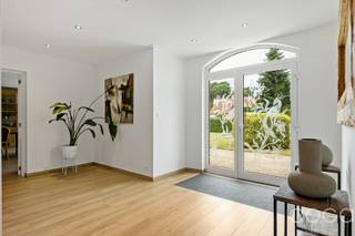 <p><strong>Prachtig gerenoveerde gelijkvloerse villa op een schitterend perceel van 1.964m² met een straatbreedte van maar liefst 35 meter</strong>! <br />Omgeven door groen en rustig gelegen midden tussen Brecht en Sint-Job-in-‘t-Goor. <br />Winkels, scholen, openbaar vervoer zijn allen relatief kortbij te vinden. <br />Verder een vlotte verbinding naar de E19 Antwerpen-Breda alsook het treinstation ‘Noorderkempen’.</p>
<p><em><strong><u>SAMENSTELLING &amp; BESCHRIJVING</u></strong></em>:</p>
<p>We betreden de woning via de ruime inkomhal en komen in een <strong>riante leefruimte (ca. 55m²)</strong> met een kijk op de voor – en achtertuin. Inkomhal en leefruimte zijn voorzien van <strong>vloerverwarming </strong>en een parkettegel. De centrale <strong>gashaard </strong>zorgt voor warmte en sfeer in de koude wintermaanden.</p>
<p>Aansluitend een <strong>moderne keuken</strong> volledig uitgerust met volgende toestellen: keramische kookplaat – dampkap – spoeltafel – vaatwasser (nieuw) – koffieapparaat – oven – microgolfoven en Amerikaanse koelkast. De natuurstenen vloer in dito werkblad zorgen voor <strong>zuiderse accenten</strong>.</p>
<p>Vervolgens de <strong>luxueus afgewerkte badkamer</strong> ingericht met dubbele wastafel in een breed meubel met spiegelkasten – inloopdouche en toilet.</p>
<p>Vanuit de leefruimte kom je in de <strong>hoofdslaapkamer met ensuite dressing</strong> voorzien van inbouwkasten.</p>
<p>Daarnaast een <strong>ruime garage</strong> (4,75m x 6,00m) met geautomatiseerde sectionaalpoort.<br />Vanuit de garage kom je met een vlizotrap op de bergzolder. Mits het plaatsen van een vaste trap kan je hier nog een extra kamer realiseren.</p>
<p>Een hal verbindt de inkomhal met de hobbyruimte waarbij we passeren langs de wasberging en een ruim gastentoilet.</p>
<p>De <strong>hobbyruimte </strong>bergt de nutsvoorzieningen en de boiler op achter ingemaakte kasten.<br />Een vaste trap brengt je op de verdieping met <strong>nog slaapgelegenheid</strong>. <br />Achteraan nog de cv-installatie op gas (ATAG – condensatiemodel – bwj. 2022).</p>
<p><em><strong><u>BUITEN</u>:</strong></em></p>
<p>Aan de achterzijde van de woning is het heerlijk vertoeven op het <strong>schitterend terras van 50m²</strong>, afgewerkt met blauwe hardsteen, in alle privacy en omgeven door groen.</p>
<p>Het <strong>overdekt terras van ca. 25m²</strong> nodigt uit <strong>voor een gezellig samenzijn</strong>, een zomerse bbq, en geeft verkoeling wanneer het echt te warm is.</p>
<p>In de voortuin een halfronde oprit met in – én uitrit wat <strong>veel parkeermogelijkheden</strong> biedt.</p>
<p><em><strong><u>EXTRA</u>:</strong></em></p>
<p>De woning is voorzien van <strong>18 zonnepanelen</strong> met een max. vermogen van 5.850 Wp.<br />In de woonkamer werd onlangs nog een <strong>airco </strong>geplaatst (warmtepomp lucht/lucht) waarmee je zowel kan koelen als verwarmen.</p>
<p>Wil je levenslang luxueus wonen in het groen?<br />Mis deze kans niet en <strong>kom deze woning verder ontdekken</strong> bij een bezichtiging!</p>