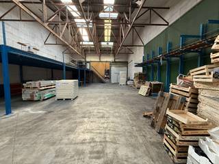 In Evergem bieden wij een opslagruimte van 304 m² met een mezzanine van 80 m² ter beschikking.Dankzij de ligging nabij de R4 en de vlotte verbinding...