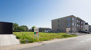 <p>Op zoek naar de ideale locatie om uw nieuwe thuis te bouwen? Deze bouwgrond voor een halfopen bebouwing biedt een uitstekende combinatie van ruimte, flexibiliteit en een gunstige ligging in het groene Dilbeek.</p><p>Het perceel is bestemd voor de oprichting van een ruime ééngezinswoning en biedt tal van mogelijkheden om uw woonproject volledig naar eigen smaak uit te werken. Bovendien zijn complementaire functies zoals een kantoorruimte of een vrij beroep toegelaten, waardoor wonen en werken perfect gecombineerd kunnen worden.</p><p>Dankzij de doordachte stedenbouwkundige voorschriften geniet u van een comfortabel bouwvolume en een grote architecturale vrijheid.</p><p><strong>Belangrijkste kenmerken:</strong></p><ul><li><p>Bouwgrond voor een <strong>ééngezinswoning in halfopen bebouwing</strong></p></li><li><p>Mogelijkheid tot <strong>kantoorfunctie of vrij beroep</strong></p></li><li><p>Bouwlijn op <strong>4 meter achter de rooilijn</strong></p></li><li><p>Maximale bouwdiepte van:</p><ul><li><p><strong>15 meter op het gelijkvloers</strong></p></li><li><p><strong>12 meter op de verdieping</strong></p></li></ul></li><li><p>Maximaal <strong>2 bouwlagen</strong></p></li><li><p>Mogelijkheid tot een <strong>dak- of zolderverdieping</strong></p></li><li><p>Zowel <strong>plat dak als hellend dak</strong> toegelaten</p></li><li><p>Volledige woning mag worden <strong>onderkelderd</strong></p></li><li><p>Vrijstaand bijgebouw mogelijk met een maximaal volume van <strong>40 m³</strong></p></li></ul><p>Gelegen in een aangename en residentiële omgeving combineert deze bouwgrond de rust van het Pajottenland met een uitstekende bereikbaarheid naar Brussel, de Ring en diverse voorzieningen zoals winkels, scholen en openbaar vervoer.</p><p>Een mooie opportuniteit voor wie een hedendaagse gezinswoning wil realiseren op een aantrekkelijke locatie in Dilbeek.</p>