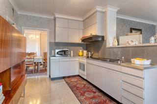 Bent u op zoek naar een huis met veel potentieel in een rustige, landelijke omgeving? Deze charmante woning in Kaster (Anzegem) biedt alles wat u nodig heeft. Met een grondoppervlakte van ca. 434 m², drie ruime slaapkamers en een aparte garage, is dit de ideale gezinswoning.INDELINGGelijkvloersInkomhal - eerste ruime leefruimte met open haard - tweede leefruimte met toegang tot terras - keuken met eethoek - badkamer (ligbad, lavabo, toilet) - kelder Eerste verdiepNachthal - slaapkamer 1 - slaapkamer 2 - slaapkamer 3 - ruime zolder met vaste trapU kan genieten van een aangename tuin met ruim terras waar zich ook nog een garage en extra bergruimte bevinden.ALGEMENE INFO- centrale verwarming op stookolie- dubbel glas op gelijkvloers- rolluiken aanwezigInteresse in deze woning? Maak dan zeker uw afspraak voor dit immo te koop te Anzegem via 0472 18 64 20 of matisse.vandererven@dewaele.com.Dit pand is onderworpen aan de renovatieverplichting van de Vlaamse overheid voor residentiële gebouwen (behoudens bij sloop binnen 5 jaar na de aankoop). Consulteer voor meer informatie de website van het Vlaams Energie- en Klimaatagentschap via https://www.vlaanderen.be/een-woning-kopen/renovatieverplichting-voor-residentiele-gebouwen