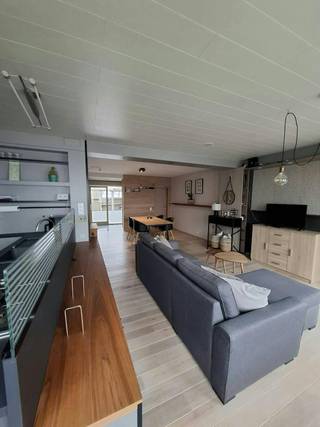 Deze goed onderhouden bungalow combineert comfortabel wonen met een uitstekende bereikbaarheid. De woning beschikt over één ruime slaapkamer...