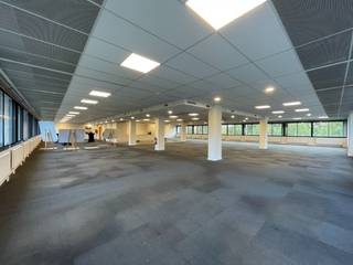 Kantoor van 1.188 m² gelegen op de eerste verdieping in 'The Office 03' gelegen aan de rand van Gent aan de oevers van de Schelde. Ligging: Vlakbij E17, E40 en R4, vlot bereikbaar vanuit Gentse binnenstad, invalswegen en station en tal van mogelijkheden met openbaar vervoer.<br />Er zijn kantoren beschikbaar vanaf 204 m² tot 1188m². Dit gebouw bestaat uit een architectonische betonnen gevel, zonwerend isolerende beglazing, aangename vrij hoogte van 2,5m tot 2,7m, verlaagd plafond met inbouw armaturen, tapijttegels, sanitair H/D, cv op gas, koelbalken, mechanisch ventilatie, toegans- en badgecontrole mogelijk.<br />Parking: mogelijkheid tot huren van ondergrondse en/of bovengrondse parkeerplaatsen.<br />Wenst u een informatiebrochure? Geef dan gerust een seintje.<br />BEZOEKJE WAARD !!