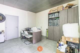 Ontdek deze unieke kans om eigenaar te worden van dit prachtig <strong>handelspand met volledige woning</strong>, gelegen in het bruisende centrum van <strong>Menen</strong>. Deze charmante Bel-Etage-woning combineert het beste van zowel een commerciële ruimte als een comfortabel woongedeelte, en biedt eindeloze mogelijkheden voor ondernemers en gezinnen.<br /><br />Het <strong>handelspand </strong>is ingericht als volgt:<br />Bij het binnenkomen is er een <strong>winkelruimte </strong>voorzien met daar achter een <strong>bureauruimte</strong>. Verder bevindt er zich nog een <strong>keuken </strong>ruimte en een <strong>apart toilet</strong>. Ook de <strong>tuin </strong>is bereikbaar via de beneden verdieping.<br /><br />Op de bovenverdieping hebben we het <strong>woongedeelte</strong>. Deze is ook via een<strong> aparte ingang </strong>bereikbaar.<br />Op de eerste verdieping bevindt zich de <strong>volledige geïnstalleerde keuken</strong> voorzien van microgolfoven, oven, dampkamp, elektrisch- en gasfornuis, vaatwasmachine. De z<strong>eer lichtrijke woonruimte</strong> geeft toegang tot de 2<sup>de</sup> verdieping. De <strong>eerste ruime slaapkamer </strong>bevindt zich ook op de eerste verdieping.<br /><br />Op de <strong>tweede verdieping</strong> zijn er <strong>3 ruime slaapkamers</strong> en een<strong> zeer ruime badkamer</strong> voorzien van <strong>douche</strong>, <strong>dubbele lavabo</strong> en <strong>toilet</strong>.<br />Er is nog een volledige zolderverdieping met een vaste trap die vrij in te delen is.<br /><br />De volledige woning is voorzien van<strong> centrale verwarming</strong> op gas en <strong>dubbele beglazing</strong>.<br /><br />De locatie is absoluut ideaal. Gelegen in het hart van Menen, geniet dit handelspand van een uitstekende zichtbaarheid en een hoge passage. Het is omgeven door diverse winkels, restaurants en andere voorzieningen, waardoor het een uitstekende plek is om een bedrijf te vestigen. De centrale ligging zorgt ook voor een vlotte verbinding met nabijgelegen steden en gemeenten.<br /><br /><strong><span><span>Pluspunten:</span></span></strong>
<ul>
<li><span><span>Centrale ligging </span></span></li>
<li><span><span>Gunstig EPC </span></span></li>
<li><span><span>Aparte ingang voor handelspand en woongedeelte</span></span></li>
</ul>
<span>Wenst u graag meer informatie over deze woning? U kunt alle gegevens en specificaties vinden op onze website www.immolietaer.be.</span><br /><span><span><span><span><span><span><span><span><span><span><span><span><span><span><span><span><span><span><span><span><span><span><span><span><span><span><span><span><span><span><span><span><span><span><span><span><span><span><span><span><span><span><span><span><span><span><span><span><span><span><span><span><span><span>Heeft u interesse in meer informatie of een bezoek aan deze woning? Aarzel niet om contact op te nemen met Kimberly via 0470574605.</span></span></span></span></span></span></span></span></span></span></span></span></span></span></span></span></span></span></span></span></span></span></span></span></span></span></span></span></span></span></span></span></span></span></span></span></span></span></span></span></span></span></span></span></span></span></span></span></span></span></span></span></span></span><br />