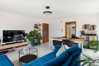 Op een uitstekende locatie nabij centrum Veltem-Beisem bevindt zich dit instapklaar appartement met 1 slaapkamer en balkon. De centrale ligging zorgt voor een goede bereikbaarheid naar winkels, horeca, scholen en het openbaar vervoer.<br /><br />Het appartement bevindt zich op de eerste verdieping van een kleinschalig appartementsgebouw, te bereiken met de trap. Via de inkomhal met apart gastentoilet komen we in de leefruimte terecht. Deze lichtrijke ruimte kan u inrichten met een gezellige zithoek en aparte eetplaats. De aanpalende keuken is voorzien van een basis uitrusting. Verder beschikt het appartement over een ruime slaapkamer, alsook een badkamer, voorzien van lavabo en douchebad. De ramen werden recent vervangen naar de huidige normen (drievoudige beglazing). Ook is er een balkon en kelderberging aanwezig.<br /><br />Het appartement is beschikbaar vanaf april/mei 2027. <br /><br />Dit is een uitstekende opportuniteit als u op zoek bent naar een instapklaar appartement nabij centrum Veltem-Beisem. Contacteer ons voor meer informatie op 0472 82 80 66 of neem een kijkje op www.boonstravastgoed.be<br /><br />Bijzonderheden:<br />- Energiezuinig (EPC score B)<br />- Kleinschalig appartementsgebouw<br />- Nieuwe ramen met drievoudige beglazing