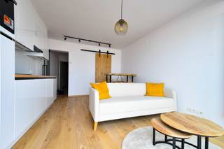 Gerenoveerde studio met slaaphoek en frontaal zeezicht – Zeedijk Heist<br />Deze volledig gerenoveerde studio ligt op de eerste verdieping van een residentie op de Zeedijk en biedt een adembenemend frontaal zeezicht.<br />Indeling:<br />Gezellige woonkamer met toegang tot het balkon en prachtig uitzicht over zee<br />Open, volledig ingerichte keuken<br />Afgesloten slaaphoek<br />Badkamer met douche, lavabo en toilet<br />In de kelderverdieping beschikt u over een private berging.<br />Een topper als tweede verblijf, starterswoning of investering op een unieke locatie aan de kust!<br />Contact<br />Denis – 050/550.750 – info@perspectiefvastgoed.be – 7/7 bereikbaar