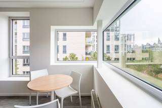 Studentenstudio te koop in Nieuw Zuid in Antwerpen, vlak bij de Schelde en op wandelafstand van de campus van Karel de Grote Hogeschool. Gelegen op de tweede verdieping van een recent gebouw (2016) met lift. De studio is volledig uitgerust met bureau, keuken en badkamer, en beschikt over een lichtrijke leefruimte met open zicht op het Justitiepaleis Antwerpen. Gemeenschappelijke fietsenberging aanwezig. Topligging nabij openbaar vervoer, winkels, horeca en het Zuidpark. Ideaal voor studenten of als investering. Wg-Vg-Gmo-Vkr-Gvv – EPC: 94kWh/m² – P-score: C, G-score: C
