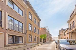 Très grande maison de maître (365 m² - à rénover) avec 6 chambres, grenier aménageable, ascenseur, terrasse avec jardin/cour et garage box séparé,...