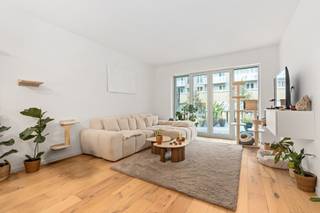 <h2><span>Licht, luxe en buitenleven aan de Slachthuissite</span></h2><p><span>Aan de Eugène De Plynstraat, in de nieuwe en groene Slachthuisbuurt, bevindt zich dit bijzonder lichtrijke appartement van 97 m² met twee slaapkamers en een royaal terras.</span></p><p><span>De leefruimte geniet dankzij de brede raampartijen van veel natuurlijk licht. De grote troef is zonder twijfel het terras, dat als een volwaardige uitbreiding van de woonkamer aanvoelt. Er is voldoende plaats voor een grote eettafel, een comfortabele loungehoek en extra groen. Van hieruit kijkt u uit over de fraai aangelegde binnentuin. Een rustige en groene omgeving midden in de stad.</span></p><p><span>De open keuken vormt het stijlvolle hart van het appartement. Warme fronten in notenhoutlook worden gecombineerd met strakke witte elementen, een licht werkblad met marmertekening, geïntegreerde toestellen en een ruime ontbijtbar. De designkraan maakt het geheel helemaal af.</span></p><p><span>Ook de rest van het appartement werd bijzonder doordacht ingericht. In de inkomhal bevindt zich een royale kastenwand op maat met geïntegreerde zitbank. Verder zijn er twee slaapkamers, een badkamer, een afzonderlijk toilet en praktische bergruimte.</span></p><p><span>Dankzij de vloerverwarming geniet u tijdens de winter van een aangename en gelijkmatige warmte. In de zomer zorgt de vloerkoeling voor extra wooncomfort, zonder storende radiatoren of klassieke aircotoestellen.</span></p><p><span>Bij het appartement hoort een prive kelderberging op niveau -1. De residentie beschikt bovendien over een lift.</span></p><p><span>De ligging combineert rust en stadsleven. Park Spoor Noord, het Eilandje, winkels, horeca, openbaar vervoer en belangrijke invalswegen bevinden zich vlakbij.</span></p><h3><span>Troeven</span><span><br />Royaalterras met zicht op de groene binnentuin<br />Veel natuurlijke lichtinval<br />Hoogwaardige open keuken met ontbijtbar<br />Vloerverwarming en vloerkoeling<br />Maatkasten met geïntegreerde zitbank<br />Badkamer en afzonderlijk toilet<br />Prive kelderberging<br />Lift aanwezig<br />Recent gebouw uit 2025</span></h3><p><span> </span></p><p><span>Contacteer ons voor meer informatie of een bezoek ter plaatse.</span></p>