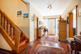 Deze karaktervolle villa bevindt zich in de gegeerde buurt van ‘De Oude Belgen’ in de wijk Koningshof, op een uiterst rustige en residentiële ligging te Schoten. De woning werd in 1973 gebouwd en is gelegen op een uitzonderlijk royaal perceel van maar liefst 3.156 m². Dankzij de solide, volledige betonstructuur, de bijzonder ruime indeling en de aangename zuidwest georiënteerde tuin biedt deze woning een uitstekende basis voor wie op zoek is naar ruimte, privacy en tal van mogelijkheden op een AAA-locatie.<br /><br />We betreden de woning via de ruime inkomhal. Aan de rechterzijde bevindt zich een afzonderlijk bureau, ideaal voor wie van thuis uit werkt. Aan de linkerzijde treffen we de keuken, die rechtstreeks toegang biedt tot het terras en de tuin. Achteraan bevindt zich de absolute blikvanger van het gelijkvloers: een riante lichte leefruimte van maar liefst 52 m², met aangenaam zicht op het groen. Verder vinden we op dit niveau een hal met vestiaire, een afzonderlijk gastentoilet en een royale inpandige garage. In de garage bevinden zich tevens de in 2021 vernieuwde verwarmingsinstallatie en de aansluitingen voor wasmachine en droogkast.<br /><br />De eerste verdieping werd eveneens bijzonder ruim opgevat. Hier bevinden zich maar liefst vier volwaardige slaapkamers, allen groter dan 20 m², een ruime badkamer, een afzonderlijk toilet en een bijkomende douchekamer die momenteel enkel voorzien is van een lavabo. De royale nachthal versterkt het open en ruime gevoel van deze verdieping.<br />Daarnaast beschikt de woning over een grote zolder, bereikbaar via een zolderluik en momenteel niet in gebruik. Ook aan bergruimte is er geen gebrek: er is een ruime kelder van circa 34 m² aanwezig, terwijl de overige delen van de woning voorzien zijn van kruipruimte.<br /><br />Buiten geniet u van een bijzonder aangename zuidwest georiënteerde tuin, waar rust en privacy centraal staan. Achteraan de tuin bevindt zich nog een mooi groen en bosrijk gedeelte. Een tuinhuis van circa 16 m² biedt tot slot bijkomende praktische bergmogelijkheden.<br /><br />Kortom, een bijzonder ruime en degelijk gebouwde villa op een uitzonderlijk perceel van 3.156 m², gelegen in één van de meest residentiële en rustige omgevingen van Schoten. Een eigendom met een sterke basis, royale volumes en bijzonder veel potentieel voor wie op zoek is naar een woning die volledig naar eigen smaak kan worden ingericht en gemoderniseerd.<br /><br />Voor de volledige fotoreportage (en schetsmatige indeling) => surf naar www.vbvastgoed.be<br /><br />Interesse in dit eigendom? Neem contact op met VB Vastgoed via 03 337 50 70 of info@vbvastgoed.be voor meer informatie of een bezichtiging.