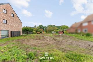 Voor meer info en foto’s, surf naar www.swevers.be – Deze bouwgrond in Lummen, gelegen in de Vinnehoekstraat, biedt een uitstekende kans om een eigen woonproject te realiseren in een rustige en toch goed bereikbare omgeving. Het perceel heeft een oppervlakte van 7a 31ca en is oostelijk georiënteerd, wat zorgt voor een aangename ochtendzon en optimale benutting van tuin en leefruimtes. Met een perceelbreedte van 18 meter en een diepte van 42,5 meter zijn de verhoudingen ideaal voor het bouwen van een ruime woning met voldoende buitenruimte. Er zijn diverse bouwmogelijkheden, waaronder een open bebouwing, mits het bekomen van de nodige vergunningen. Dit geeft de koper de vrijheid om een woning te ontwerpen die volledig aansluit bij de eigen wensen. De ligging combineert rust met praktische nabijheden: de aansluiting met de snelweg bevindt zich op slechts 246 meter, openbaar vervoer op amper 10 meter, scholen op 1,7 kilometer en winkels en ontspanning op ongeveer 2 kilometer. Dit maakt het perceel bijzonder interessant voor wie comfortabel en vlot bereikbaar wil wonen. Een sterke opportuniteit voor wie op zoek is naar een toekomstgerichte bouwgrond in een aangename woonomgeving. Voor meer informatie, bel 011 255 155.