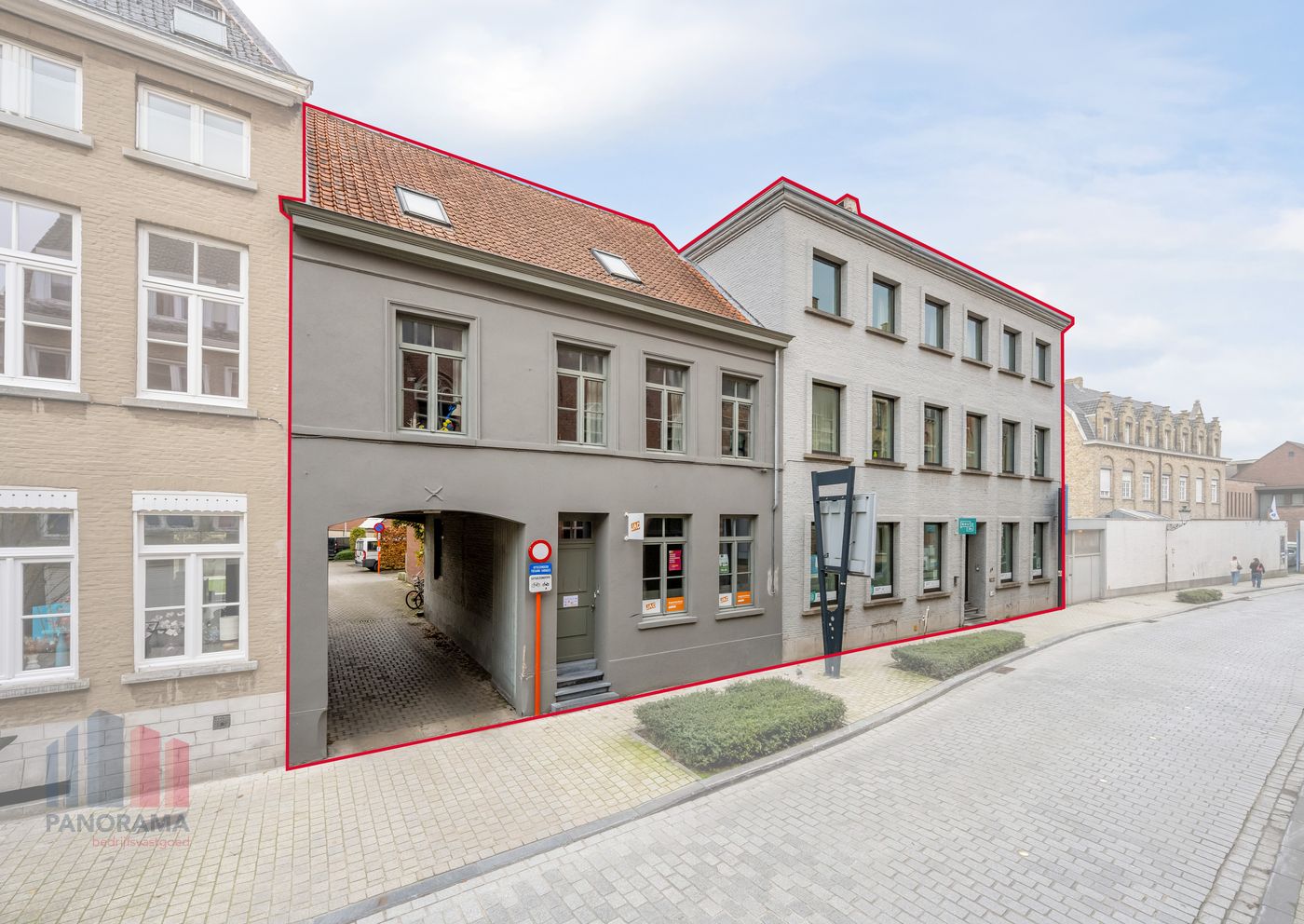 Stijlvol en centraal gelegen kantoorgebouw te koop in Brugge - photo 1