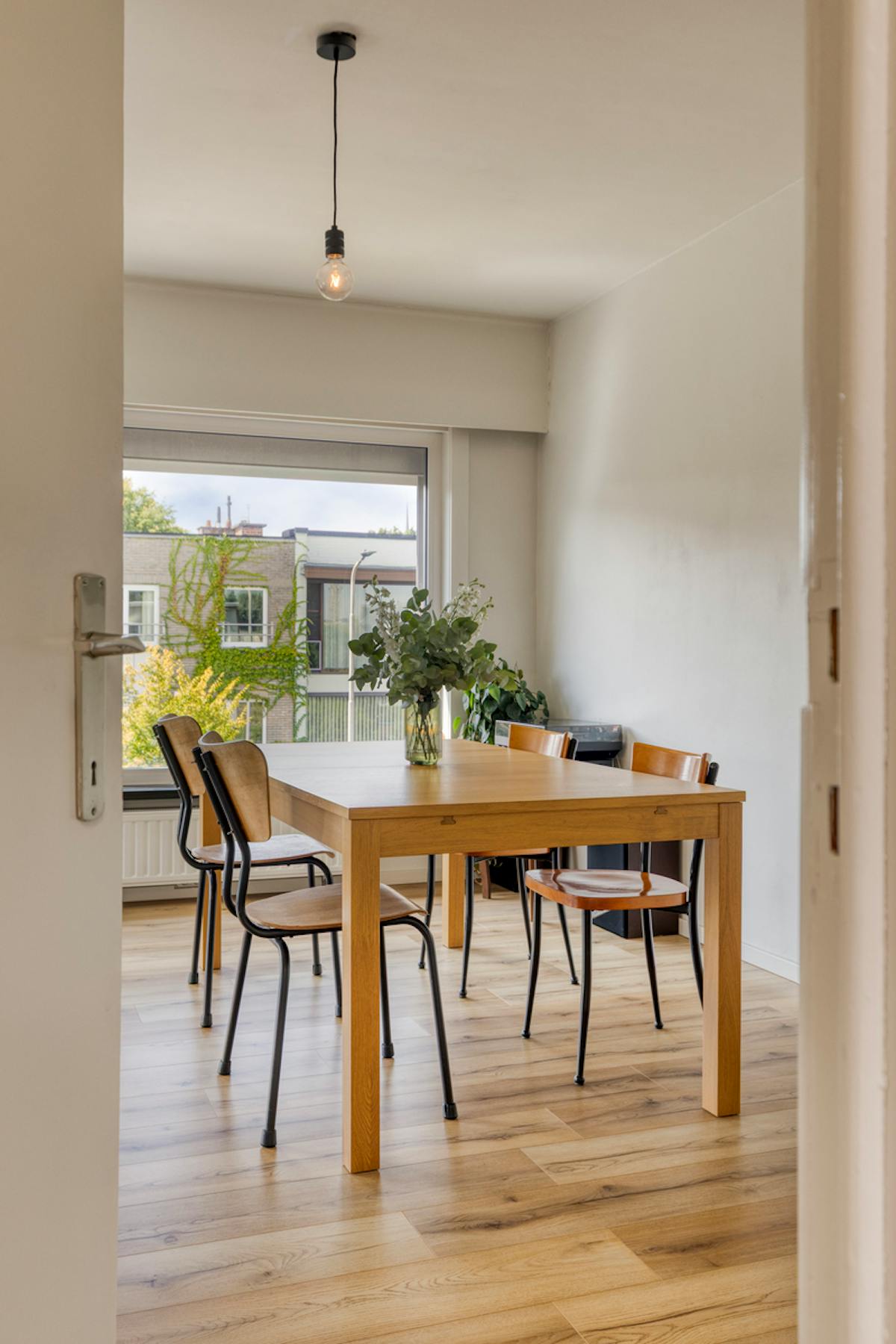 Renovated and bright apartment in a prime location with garden - photo 4