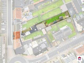 Ruime woonst met bijgebouwen op 668 m² (niet renovatieplichtig!)WoningGelijkvloers:Vooraan is er de voormalige handelsruimte van 6,7x4 m (momenteel...
