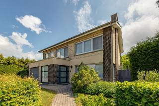 <p><span>Vlakbij park Vordenstein en op korte afstand van Schoten centrum bieden wij u deze uitstekend onderhouden vrijstaande woning op een perceel van 1011m².</span></p><p><span>De woning beschikt over een aanzienlijke bewoonbare oppervlakte van ca. 200m² en is voorzien van 4 ruime slaapkamers als ook biedt een onafgewerkte zolder de mogelijkheid tot het afwerken tot extra kamers.</span></p><p><span>De grote, licthrijke leefruimte loopt naadloos over in een ruime, volledig ingerichte leefkeuken met doorgang naar het terras met zonneluifel. Achteraan in de verzorgde, aangelegde tuin bevindt zich nog een extra garagebox.</span></p><p><span>Verder is de woning voldoende geïsoleerd als ook voorzien van nieuwe ramen met HR glas en zorgen zonnepanelen mede voor energiezuinige woning.</span></p><p><span>Interesse? Boek dan snel uw afspraak en kom zeker niet TE LAET!</span></p><p><span> </span></p><p><span> </span></p>