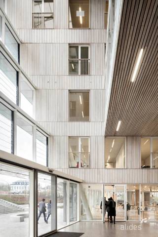 Aangename kantoren gelegen in een gebouw van 2015 met een totale oppervlakte van 9.246 m² verdeeld over 6 verdiepingen.<br />Ideaal gelegen naast het treinstation Gent-Dampoort en vlakbij de E40 en E17.<br />BREEAM excellent.<br />Voor meer informatie, bel 02 462 32 00.