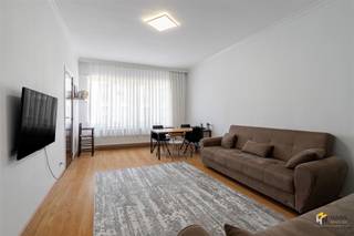 <p><span>Bacchuslaan 26A (1e verd.) - Borgerhout</span></p><p><span> </span></p><p><span>Instapklaar appartement (85 m²) met 3 slaapkamers in Borgerhout.</span></p><p><span> </span></p><p><span>Rustig wonen met alles binnen handbereik? Dat kan hier. Dankzij de nabijheid van Berchem-Station, openbaar vervoer, velo-stations en belangrijke invalswegen geniet je van een uitstekende mobiliteit. Ook het Te Boelaerpark en tal van winkels bevinden zich vlakbij, wat deze locatie extra aantrekkelijk maakt.</span></p><p><span> </span></p><p><span>Het appartement bevindt zich op de eerste verdieping van een kleinschalig gebouw van 2 hoog, waarvan het dak in 2015 vernieuwd is met 12 centimeter isolatie. Het is doorheen de jaren netjes onderhouden en verkeert in goede staat. De elektriciteit is conform, de ramen beschikken over dubbele beglazing in PVC en in 2016 is er een nieuwe verwarmingsketel geplaatst. Dankzij de kleinschaligheid blijven de vaste kosten beperkt en omvatten ze enkel de blokpolis en de verlichting van de gemene delen. Momenteel is het appartement verhuurd aan €1.100/maand, wat het eveneens interessant maakt als investering.</span></p><p><span> </span></p><p><span>Je komt binnen in de inkomhal met praktische vestiairekast. Vooraan bevindt zich de lichtrijke woonkamer (23 m²) met aangrenzend de aparte keuken (6 m²), die uitgerust is met alle hedendaags comfort: kookvuur, dampkap, spoelbak, ingebouwde oven, vaatwasser, frigo en vriezer.</span></p><p><span> </span></p><p><span>Wanneer je naar de achterzijde van het appartement loopt, kom je een eerste slaapkamer van 14 m² voorbij om vervolgens de grootste van 15 m² te bereiken. De derde volwaardige slaapkamer heeft een mooie oppervlakte van 10 m² en biedt toegang tot een terras of extra berging/wasplaats (4 m²). Verder beschikt het appartement nog over een douchekamer met lavabo en toilet. </span></p><p><span> </span></p><p><span>Tot slot staan er nog 2 kelderbergingen ter beschikking. </span></p><p><span> </span></p><p><span>Ben je op zoek naar een instapklaar appartement of zoek je een interessante investering op een gunstige locatie? Mis deze kans niet! Bewoonbare opp. 85 m² – ref.: bruto vloeropp. Voor meer info of een gratis schatting surf naar </span><span><span>www.hansimmo.be</span></span></p><p><span> </span></p>