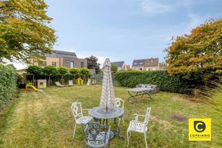 <p><span>Instapklare halfopen bebouwing met 4 slaapkamers, ruime garage en zonnige zuidwestgerichte tuin</span></p><p><span> </span></p><p><span>Deze instapklare halfopen bebouwing met een gevelbreedte van maar liefst 7 meter combineert ruimte, comfort en een uitstekende ligging. De woning beschikt over 4 ruime slaapkamers, een zuidwestgerichte tuin met terras en een ruime garage met oprit voor 2 wagens.</span></p><p><span>Dankzij de grote raampartijen geniet de woning doorheen de dag van een aangename hoeveelheid natuurlijk licht. De rustige, kindvriendelijke omgeving en de vlotte verbinding naar Antwerpen, Mechelen en Brussel maken dit een ideale gezinswoning.</span></p><p><span> </span></p><p><span>Indeling</span></p><p><span>Gelijkvloers</span></p><p><span>Via de inkomhal bereikt u de ruime garage. Daarnaast beschikt deze verdieping over een praktische berging met aansluitingen voor wasmachine en droogkast.</span></p><p><span>Achter de garage bevindt zich een polyvalente ruimte, die perfect kan worden ingericht als extra slaapkamer, bureau, hobbyruimte of speelkamer. Deze ruimte biedt dan ook heel wat mogelijkheden.</span></p><p><span> </span></p><p><span>Eerste verdieping</span></p><p><span>De eerste verdieping wordt gekenmerkt door een aangename, lichtrijke L-vormige leefruimte met parketvloer. Dankzij de grote raampartijen valt er bijzonder veel natuurlijk licht binnen.</span></p><p><span>De afgesloten keuken is uitgerust met de nodige keukentoestellen en ingemaakte kasten en biedt voldoende ruimte voor dagelijks gebruik.</span></p><p><span> </span></p><p><span>Tweede verdieping</span></p><p><span>Op de tweede verdieping bevinden zich 3 slaapkamers van circa 18 m², 15 m² en 9 m².</span></p><p><span>De badkamer werd in 2023 gerenoveerd en is uitgerust met een douche, lavabomeubel en toilet.</span></p><p><span> </span></p><p><span>Tuin en buitenruimte</span></p><p><span>De zuidwestgerichte tuin is een absolute troef. Dankzij de gunstige oriëntatie kunt u hier de hele dag genieten van de zon. Bovendien biedt de tuin dankzij de groene omkadering veel privacy en beschikt hij over een aangenaam terras.</span></p><p><span> </span></p><p><span> </span></p><p><span>Kenmerken</span></p><ul><li><span>Gevelbreedte: 7 meter</span></li><li><span>Betonconstructie</span></li><li><span>Ruime garage</span></li><li><span>Oprit voor 2 wagens</span></li><li><span>EPC-label C</span></li><li><span>Elektrische installatie conform</span></li><li><span>Asbestveilig</span></li><li><span>Badkamer gerenoveerd in 2023</span></li></ul><p><span>Ligging</span></p><p><span>De woning is gelegen in een rustige en kindvriendelijke straat, op wandelafstand van winkels, scholen en groenvoorzieningen. Bovendien geniet u van een vlotte bereikbaarheid richting Antwerpen, Mechelen en Brussel.</span></p><p><span> </span></p><p><span>Troeven op een rij</span></p><ul><li><span>Instapklare halfopen bebouwing</span></li><li><span>4 slaapkamers</span></li><li><span>Polyvalente ruimte met verschillende mogelijkheden</span></li><li><span>Gevelbreedte van 7 meter</span></li><li><span>Lichtrijke L-vormige leefruimte met parket</span></li><li><span>Zuidwestgerichte tuin en terras</span></li><li><span>Veel privacy</span></li><li><span>Ruime garage met oprit voor 2 wagens</span></li><li><span>Rustige en kindvriendelijke buurt</span></li><li><span>Winkels, scholen en groen op wandelafstand</span></li><li><span>Vlotte verbinding naar Antwerpen, Mechelen en Brussel</span></li><li><span>EPC-label C</span></li><li><span>Elektriciteit conform</span></li><li><span>Asbestveilig</span></li></ul><p><span> </span></p><p><span> </span></p>