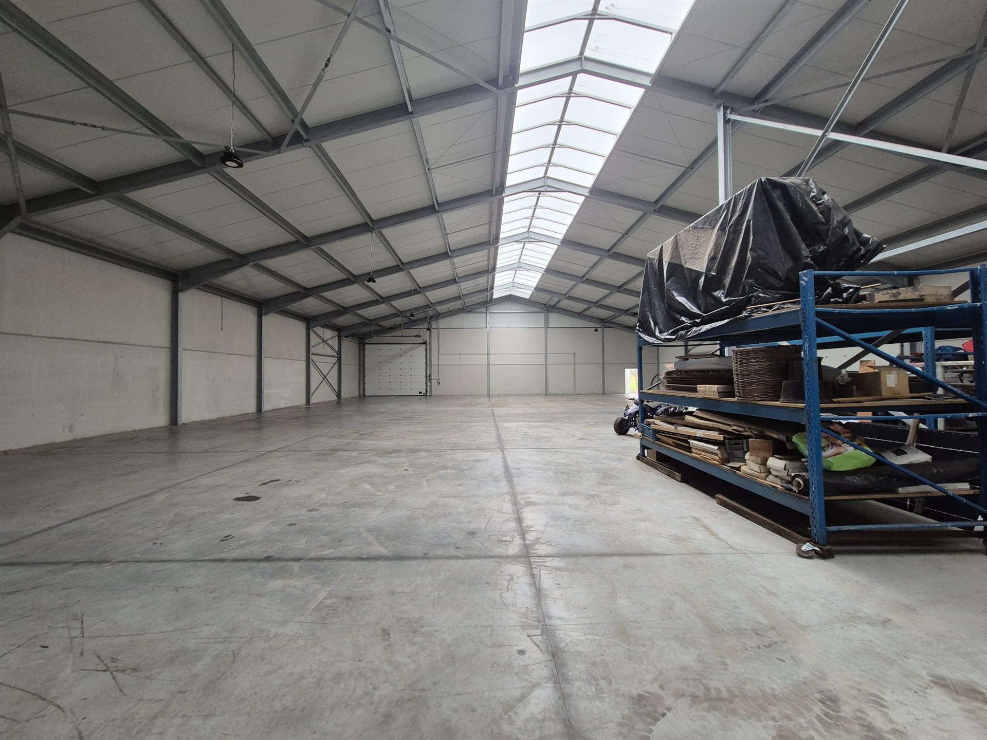 Loods van ± 1.000 m² met ruime buitenopslag. - foto 5