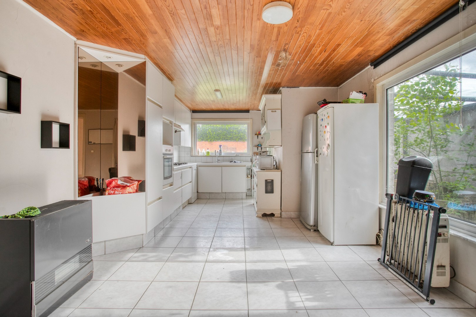 Ruime woning met dubbele garage en tuin in het centrum van Ledegem, 4 slaapkamers - foto 3