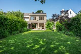 Deze halfopen bebouwing is gelegen in een rustige wijk te Lier, een ideale locatie met een vlotte bereikbaarheid via openbaar vervoer en nabij belangrijke invalswegen. <br /><br />U betreedt de woning via de ruime inkomhal met een praktische vestiaire én apart toilet. U komt zo terecht in de gezellige leefruimte met eethoek, die u uitzicht en toegang biedt tot de tuin. Daarnaast kan u hier de volledig geïnstalleerde keuken vinden.<br /><br />Op de eerste verdieping krijgt u via de nachthal toegang tot 4 slaapkamers, allen voorzien van elegante parketvloer. Bovendien bevindt zich hier ook een aparte wc en badkamer met inloopdouche. <br /><br />Via een vaste trap bereikt u de tweede verdieping, die veel potentieel biedt en eventueel kan dienen als extra slaapkamer. <br /><br />Troeven:<br />+ 4 à 5 slaapkamers<br />+ Halfopen bebouwing<br />+ Ruime oprit + garage<br />+ Zonnepanelen & dubbele beglazing<br />+ Ruime tuin en terras<br />+ Rustige, maar centrale ligging<br /><br />Heeft u interesse in deze leuke halfopen woning, neem dan contact met VB Vastgoed op het nummer 03 337 50 70 of via info@vbvastgoed.be
