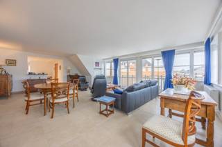 Gelegen in het centrum van Sint-Idesbald vinden we dit magnifiek appartement terug met een enorme woonoppervlakte. Er zijn 3 slaapkamers met 2 badkamers en een leefruimte waar u alles naar hartenlust kan inrichten dankzij de oppervlakte en rijkelijke lichtinval. Er is een kelderberging aanwezig en mogelijkheid tot het kopen van een dubbele garagebox in het kelderverdiep.<br /><br />De indeling van het appartement op de 4de verdieping is het volgende:<br />inkom, 2 slaapkamers, badkamer, toilet, leefruimte met open keuken en berging, terras, op het extra verdiep een grote slaapkamer met eigen badkamer.<br /><br />Enkele troeven:<br /><br />- Rijkelijke lichtinval<br /><br />- Centraal gelegen<br /><br />- Enorme bewoonbare oppervlakte