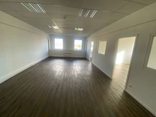 Kantoor 180m² met inkomhal, kitchenette, 2 landschapskantoren, 3 kleinere kantoren en een berging/serverlokaal. Uitgerust met airco en...