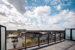Op zoek naar een appartement met het mooiste zicht van Waregem? Dit één-slaapkamer appartement in Residentie De Regenboog biedt een...
