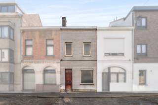 <p>Te koop: te renoveren gesloten bebouwing met 4 slaapkamers nabij Portus Ganda in Gent.</p>
<p> </p>
<p>Deze woning biedt een interessante opportuniteit voor wie een huis wil kopen op een centrale ligging in Gent. Gelegen vlak bij Portus Ganda geniet u van een bruisende omgeving met winkels, scholen, openbaar vervoer en het station in de nabije omgeving. De woning beschikt over vier slaapkamers en biedt tal van mogelijkheden om ze volledig naar eigen smaak te renoveren. Bovendien is er potentieel om een gezellige koer of stadstuin te creëren, wat een extra troef vormt in deze stadsomgeving. Dankzij de centrale ligging en de vlotte verbindingen is dit pand ideaal voor gezinnen, investeerders of handige renovatiekopers.</p>
<p> </p>
<p>Belangrijkste ruimtes<br />• Inkomhal die uitgeeft op een eerste ruimte mogelijks een leefruimte<br />• Eetkamer aansluitend aan de keuken<br />• 4 slaapkamers met diverse indelingsmogelijkheden<br />• Berging onder trap voor extra opslagruimte<br />• Apart toilet</p>
<p> </p>
<p>Troeven<br />• Te renoveren woning met 4 slaapkamers nabij Portus Ganda<br />• Nabij openbaar vervoer, scholen, winkels en station<br />• Mogelijkheid om een koer of tuin te creëren</p>
<p> </p>
<p>Neem vandaag nog contact op met je ERA-makelaar voor een bezoek.</p>
<p> </p>
<p>JOUW DROOMHUIS. ZO GEVONDEN!</p>