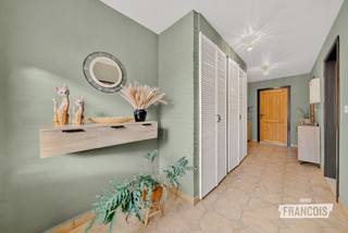 Bent u op zoek naar een instapklare gezinswoning op een rustige locatie? Deze open bebouwing in Pervijze combineert een doordachte indeling, hedendaags wooncomfort en een prachtig onderhouden tuin op een ruim perceel van 960 m². De woning werd in 2018 grondig gerenoveerd, waardoor u hier zonder zorgen uw intrek kunt nemen. Bovendien kan de woning mits een minimale bijkomende investering eenvoudig uit de huidige renovatieverplichting worden gebracht, wat een mooie extra troef vormt voor de toekomstige eigenaar.<br /><br />Via de inkomhal komt u terecht in de stijlvolle vernieuwde badkamer, uitgerust met een spoelbak, een ligbad en een aparte douche. Daarnaast bevindt zich op het gelijkvloers een volwaardige slaapkamer, ideaal als slaapkamer, bureau of hobbyruimte.<br /><br />De leefruimte geniet van een aangename lichtinval dankzij de grote raampartijen en biedt een mooi uitzicht op de tuin. Aansluitend vindt u de open keuken, die volledig is ingericht met een microgolfoven, elektrische oven, inductiekookplaat, koelkast, spoelbak, dampkap en vaatwasser. Vanuit de leefruimte bereikt u de gezellige veranda, een heerlijke plek om in elk seizoen te ontspannen en te genieten van de rustige omgeving.<br /><br />Op de eerste verdieping bevinden zich nog drie ruime slaapkamers, waardoor de woning in totaal vier slaapkamers telt en perfect geschikt is voor een gezin.<br /><br />Ook buiten heeft deze woning heel wat te bieden. De verzorgde tuin vormt een aangename groene oase met een gezellige loungeruimte en extra opslagruimte. Bovendien beschikt de woning over een inpandige garage en een ruime oprit met voldoende parkeermogelijkheden voor meerdere wagens.<br /><br />Als extra troef beschikt de woning over 20 zonnepanelen.<br /><br />
